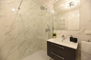 Dusche, kostenlose Toilettenartikel, Haartrockner, Handtücher