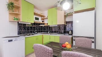 Réfrigérateur, micro-ondes, plaque de cuisson, lave-vaisselle