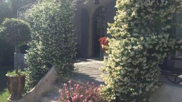 Villa | Iron/ironing board, free WiFi, bed sheets