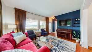 Living area - Any closer and you are IN Flathead Lake! (Somers)