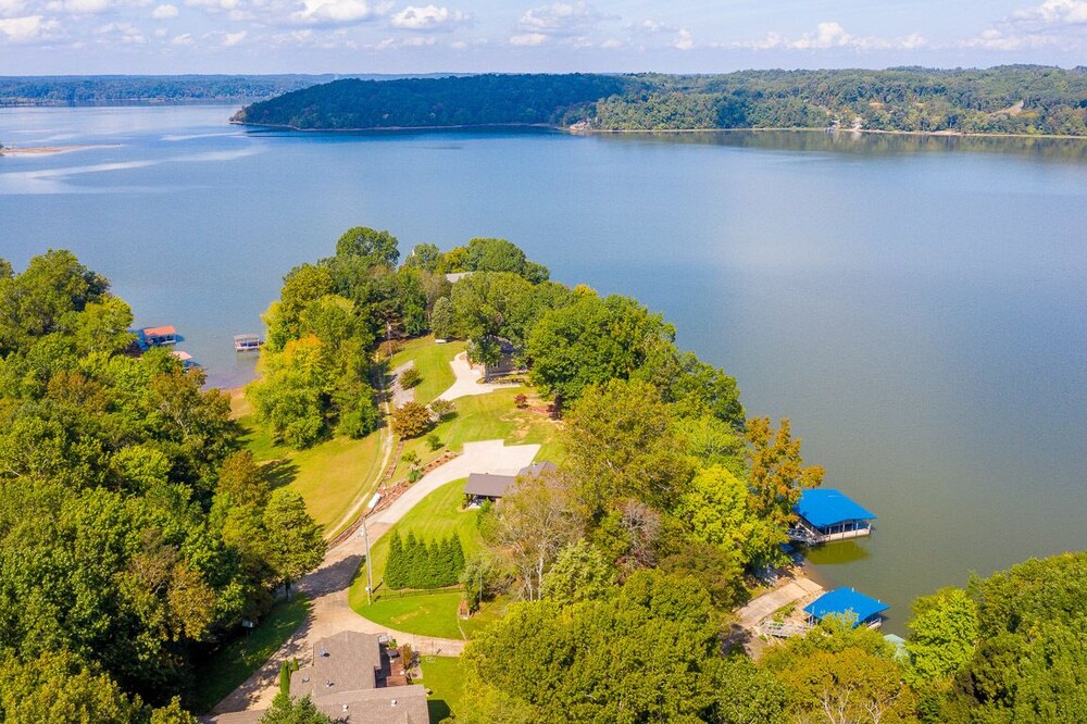 Lake front with private dock & boat ramp