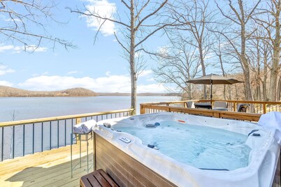 Lake front with private dock & boat ramp