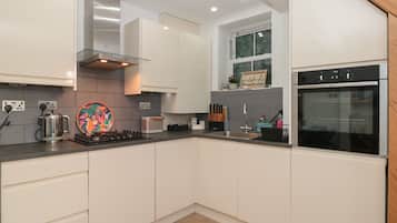 Cottage | Private kitchen | Fridge, electric kettle, toaster, cookware/dishes/utensils