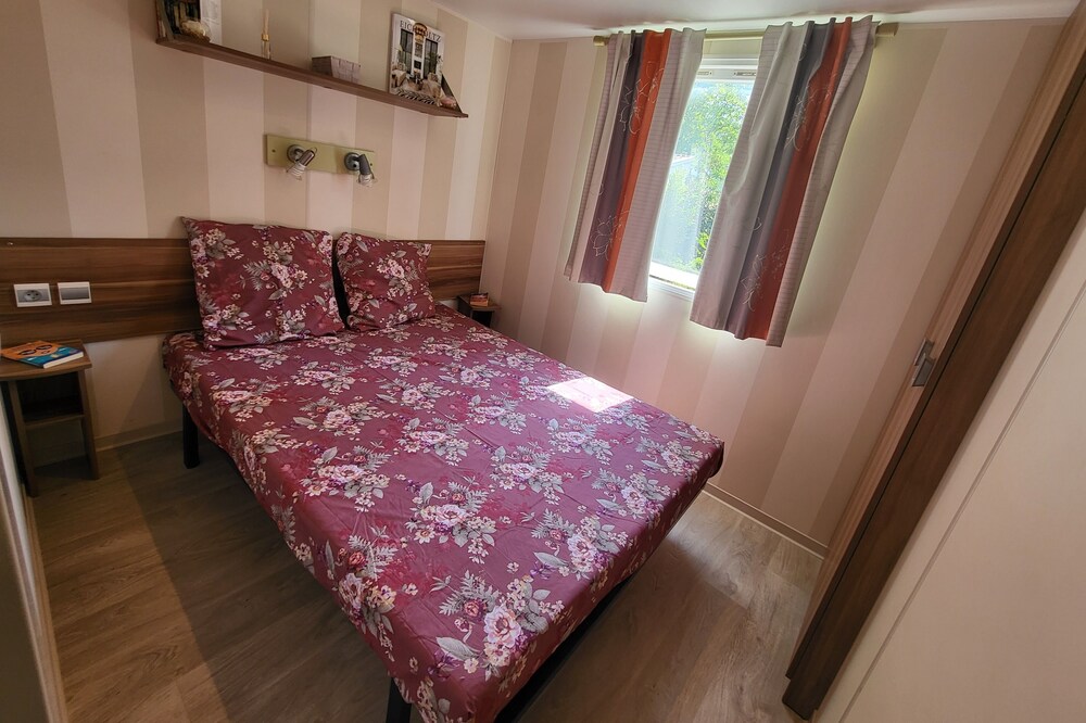 pretty mobile home located in a 4 **** campsite