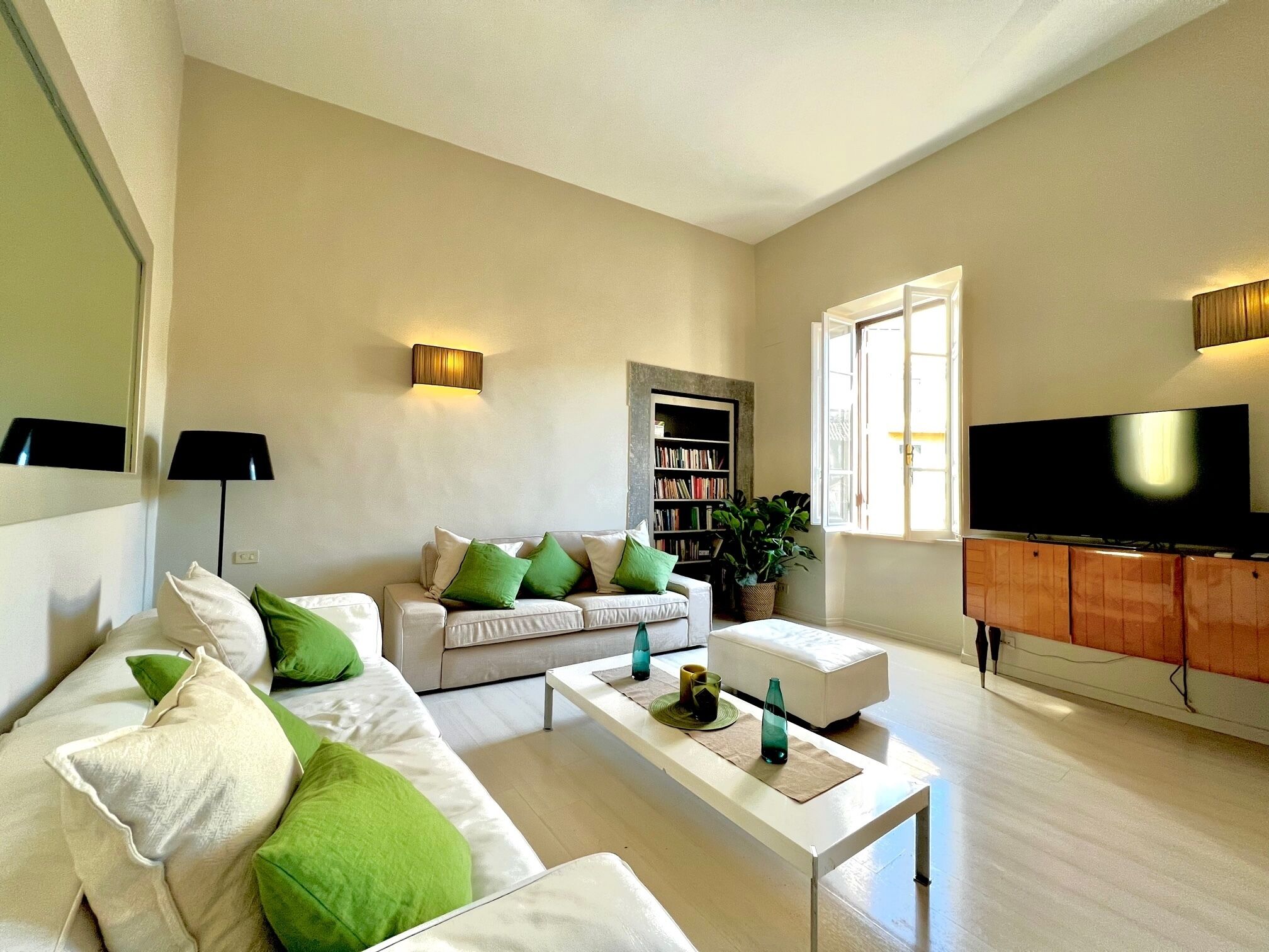 Magnificent and large bright apartment Piazza Margana