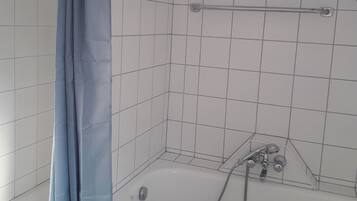 Badewanne, Haartrockner, Handtücher, Seife