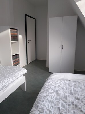 3 dormitorios, caja fuerte, escritorio y tabla de planchar con plancha