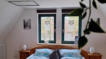 3 dormitorios, caja fuerte, escritorio y tabla de planchar con plancha