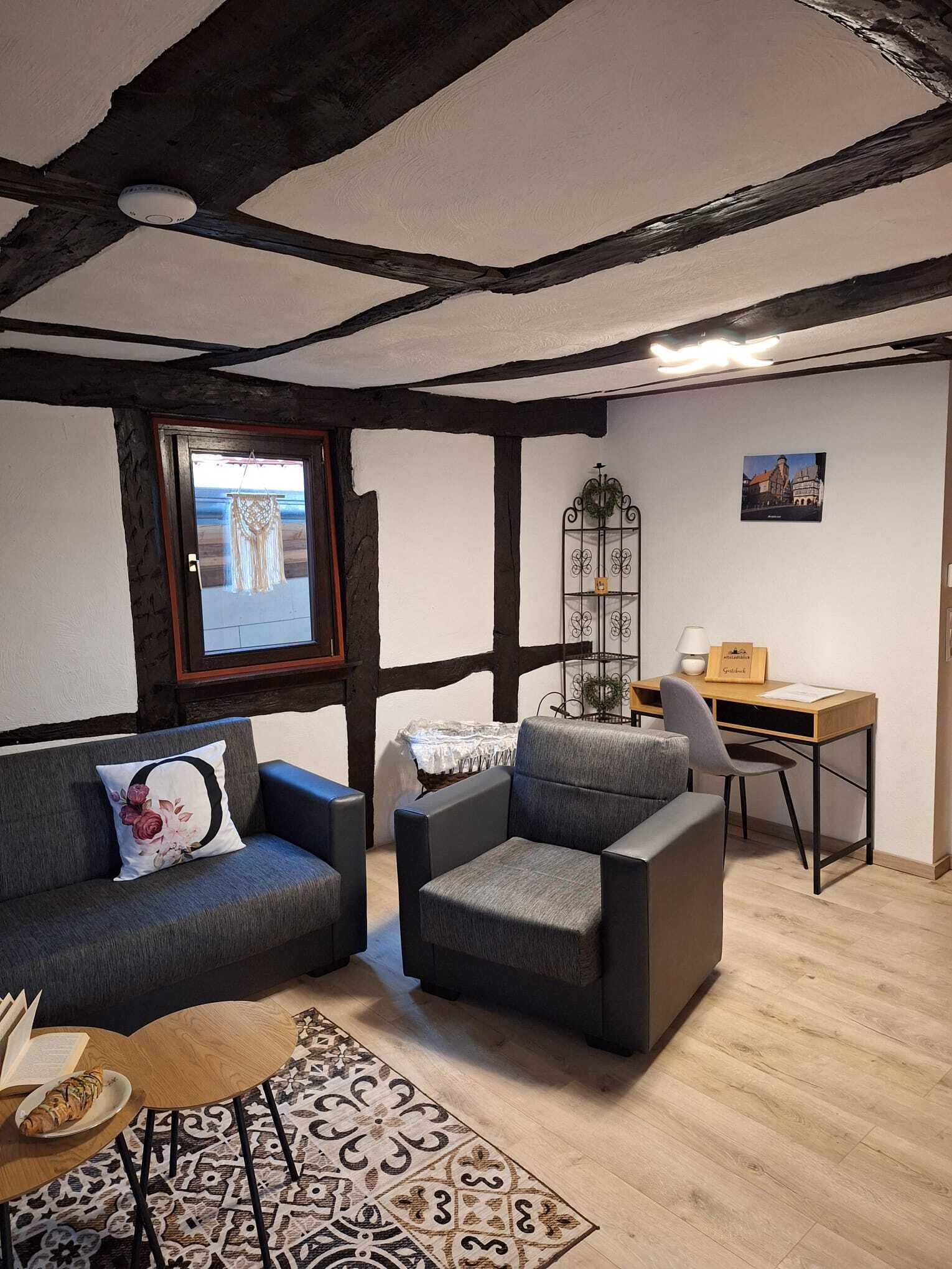 Smart-TV, Bücher, Stereoanlage