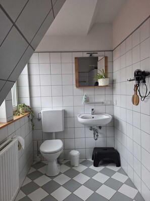 Bathtub, hair dryer, towels, soap - Apartment "Altstadtblick" - centrally located in the half-timbered town. (Alsfeld)