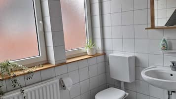 Kylpyamme, hiustenkuivaaja, pyyhkeet, saippua