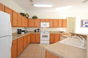 House, 4 Bedrooms | Private kitchen