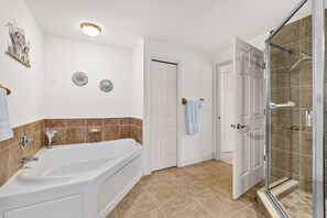 Combined shower/tub, hair dryer, towels