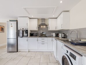 Casa de campo | Cocina privada | Refrigerador, lavavajillas, tetera eléctrica y tostadora 