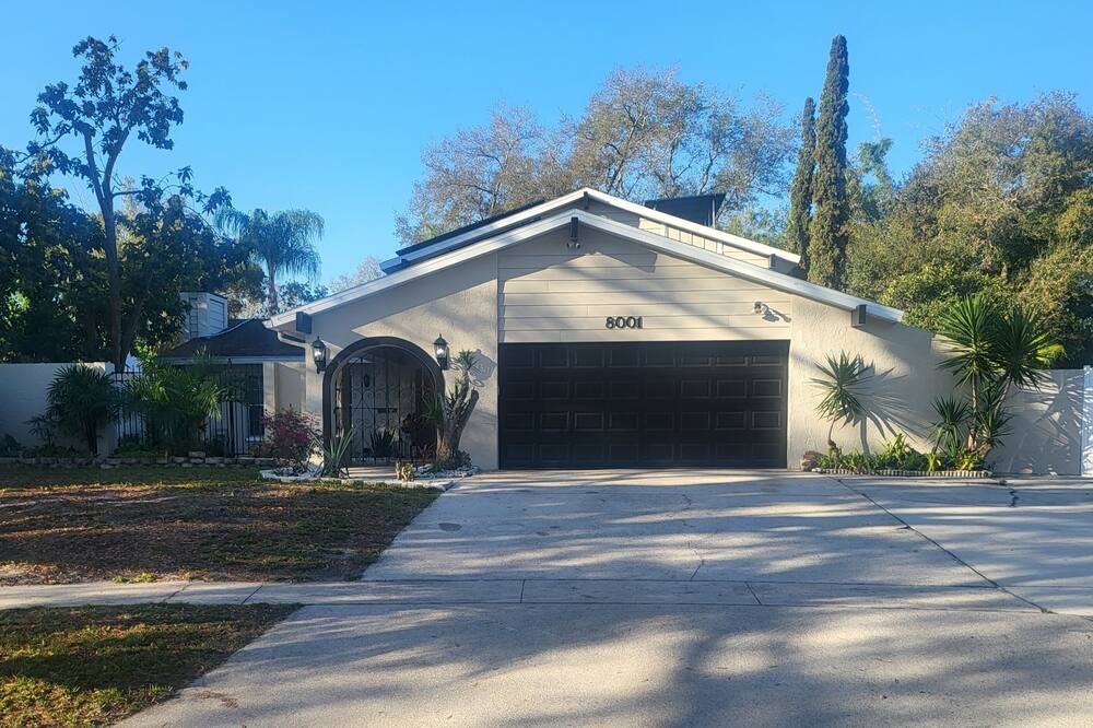 Best family Vacation with pool, ping pong table,pool table, etc.