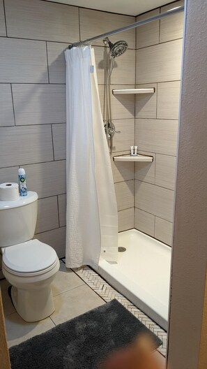 Douche, séchoir à cheveux, serviettes fournies, savon