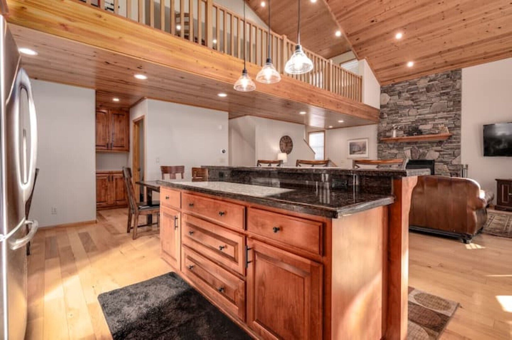 EDGEWATER ESCAPE- A/C / next to Holloway's Marina/ Game room