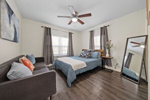 3 Schlafzimmer, Schreibtisch, Bügeleisen/Bügelbrett, Reisekinderbett