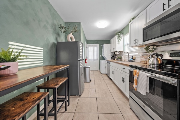 Kjøleskap, mikrobølgeovn, ovn og kokeplater