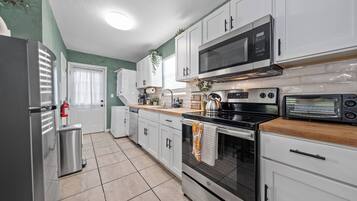 KĂŒhlschrank, Mikrowelle, Ofen, Herdplatte