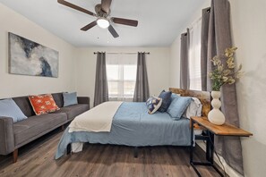 3 habitaciones, escritorio y tabla de planchar con plancha 