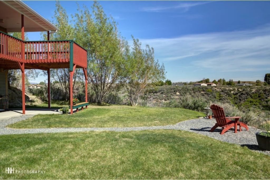 Eaglenest Guest Getaway, Minutes to Cody, Beautiful River View