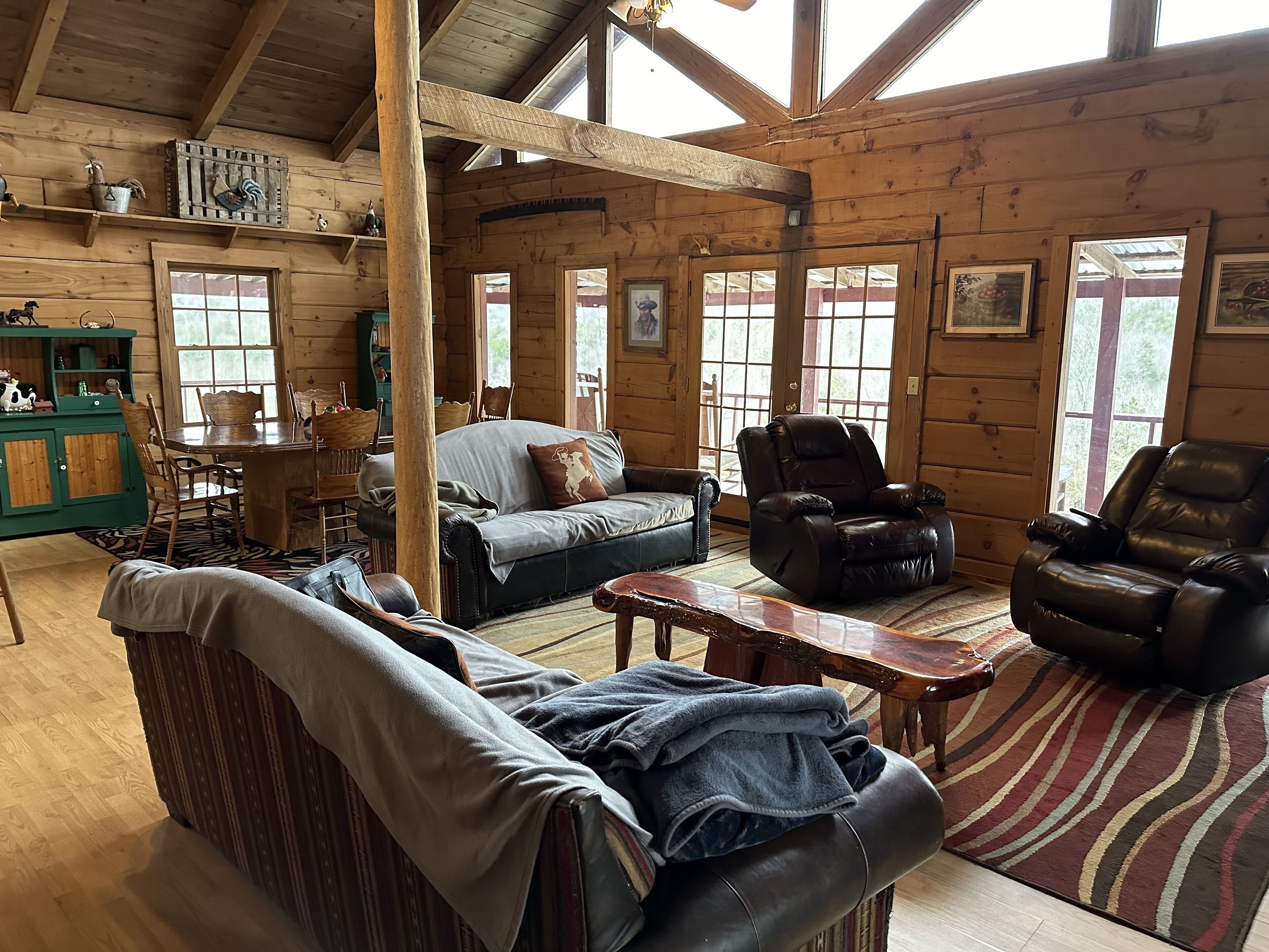 Smart TV, fireplace, table tennis