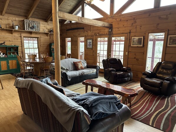 Téléviseur connecté, foyer, table de ping-pong