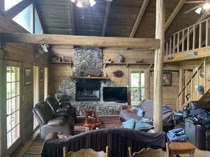 Téléviseur connecté, foyer, table de ping-pong