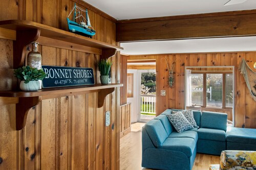 Beautiful Cozy Beach Cottage right across the street from Kelly Beach