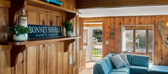Beautiful Cozy Beach Cottage right across the street from Kelly Beach