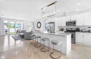 Fridge, microwave, oven, stovetop - Townhouse 60 steps to the beach - Tennis - Pickleball - Sandpiper (Nassau)