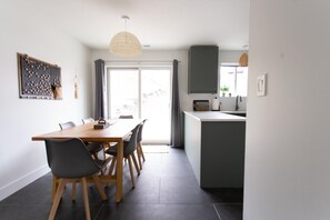 Een moderne keuken met een eethoek.