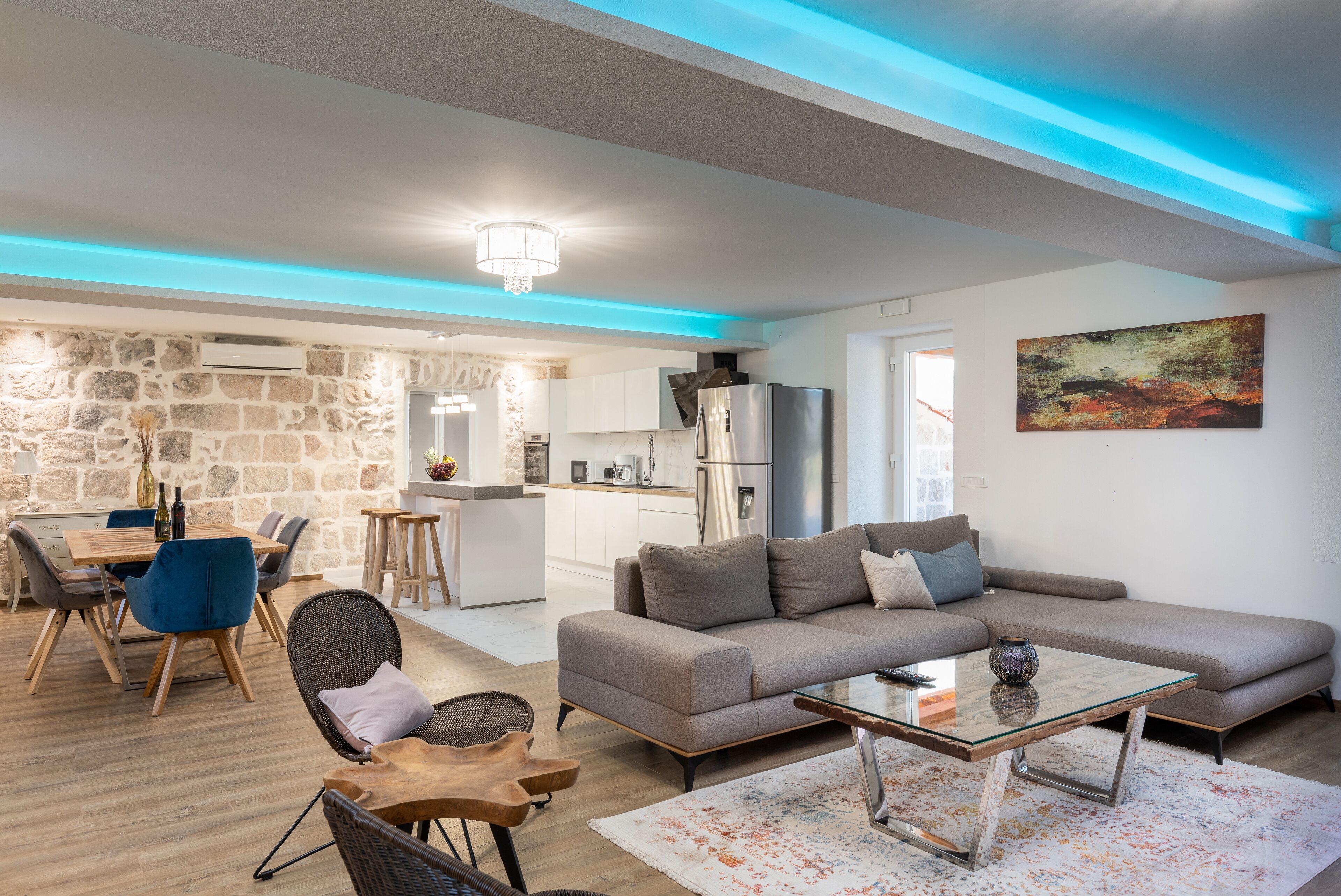 TV connectée, cheminée, chaîne hi-fi