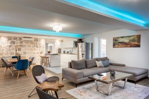 Smart TV, fireplace, stereo