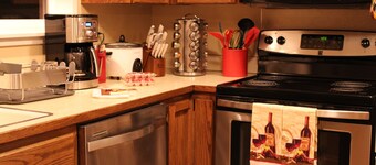 Lovely Home Private Hot Tub Fireplace WI-FI King Bed Hiking Fishing Ski resorts