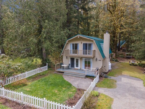 Lovely Home Private Hot Tub Fireplace WI-FI King Bed Hiking Fishing Ski resorts