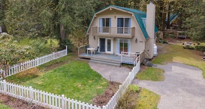 Lovely Home Private Hot Tub Fireplace WI-FI King Bed Hiking Fishing Ski resorts