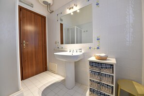 Suihku, hiustenkuivaaja, bidee, pyyhkeet