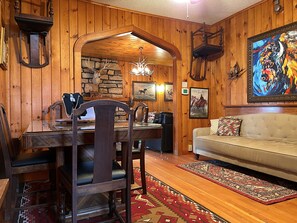 Smart TV, chimenea, reproductor de DVD y videoteca 