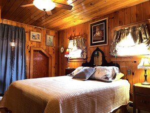 4 bedrooms, desk, WiFi, bed sheets