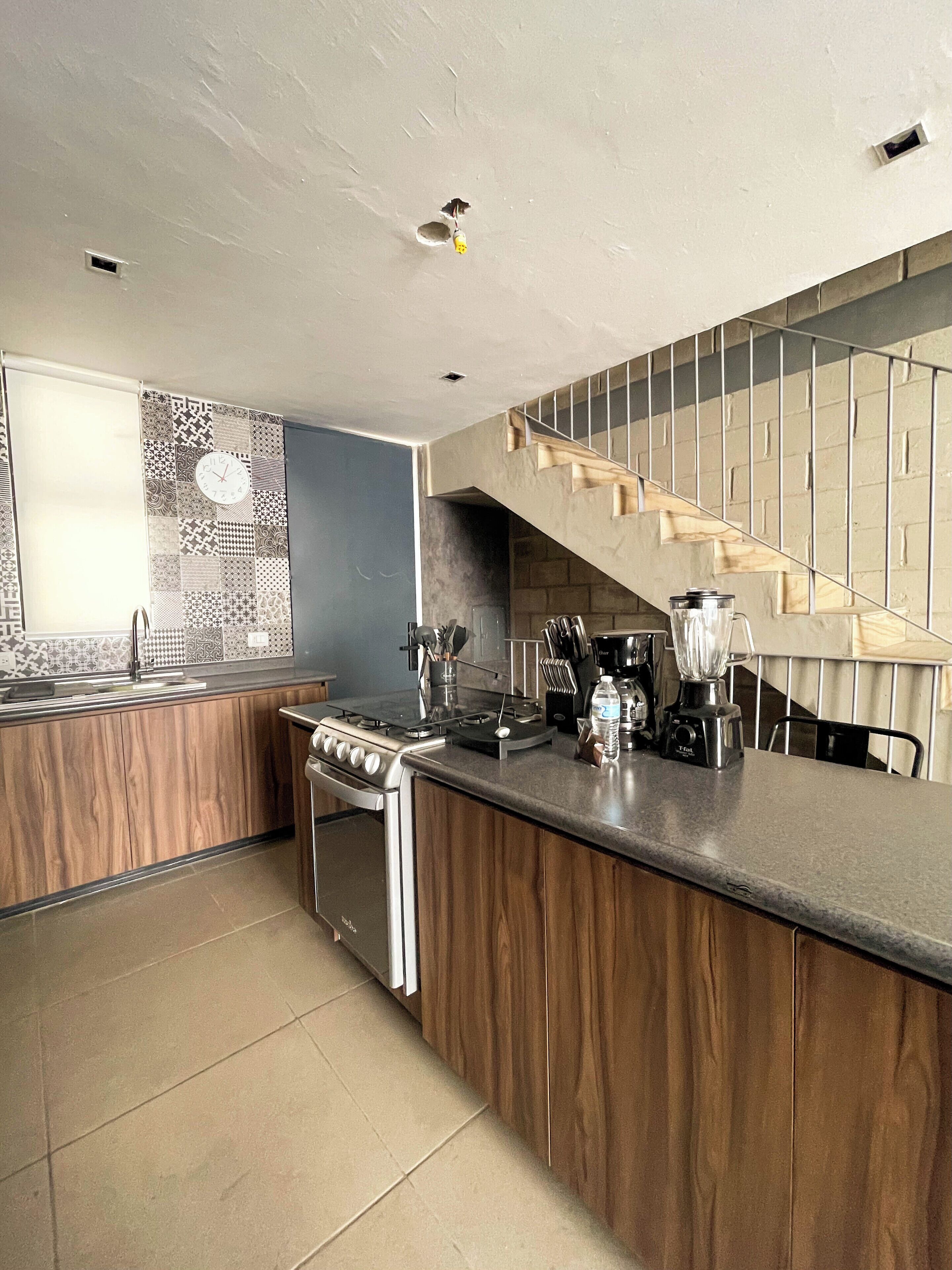 Suite estudio familiar, 2 habitaciones, 2 baños | Cocina privada | Refrigerador con congelador, microondas, horno y parrilla de estufa 