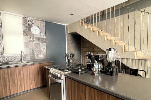 Suite estudio familiar, 2 habitaciones, 2 baños | Cocina privada | Refrigerador con congelador, microondas, horno y parrilla de estufa