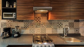 Refrigerador con congelador, microondas, horno y parrilla de estufa