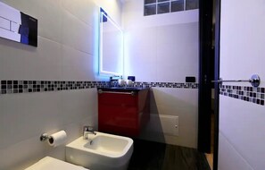 Dusche, Haartrockner, Bidet