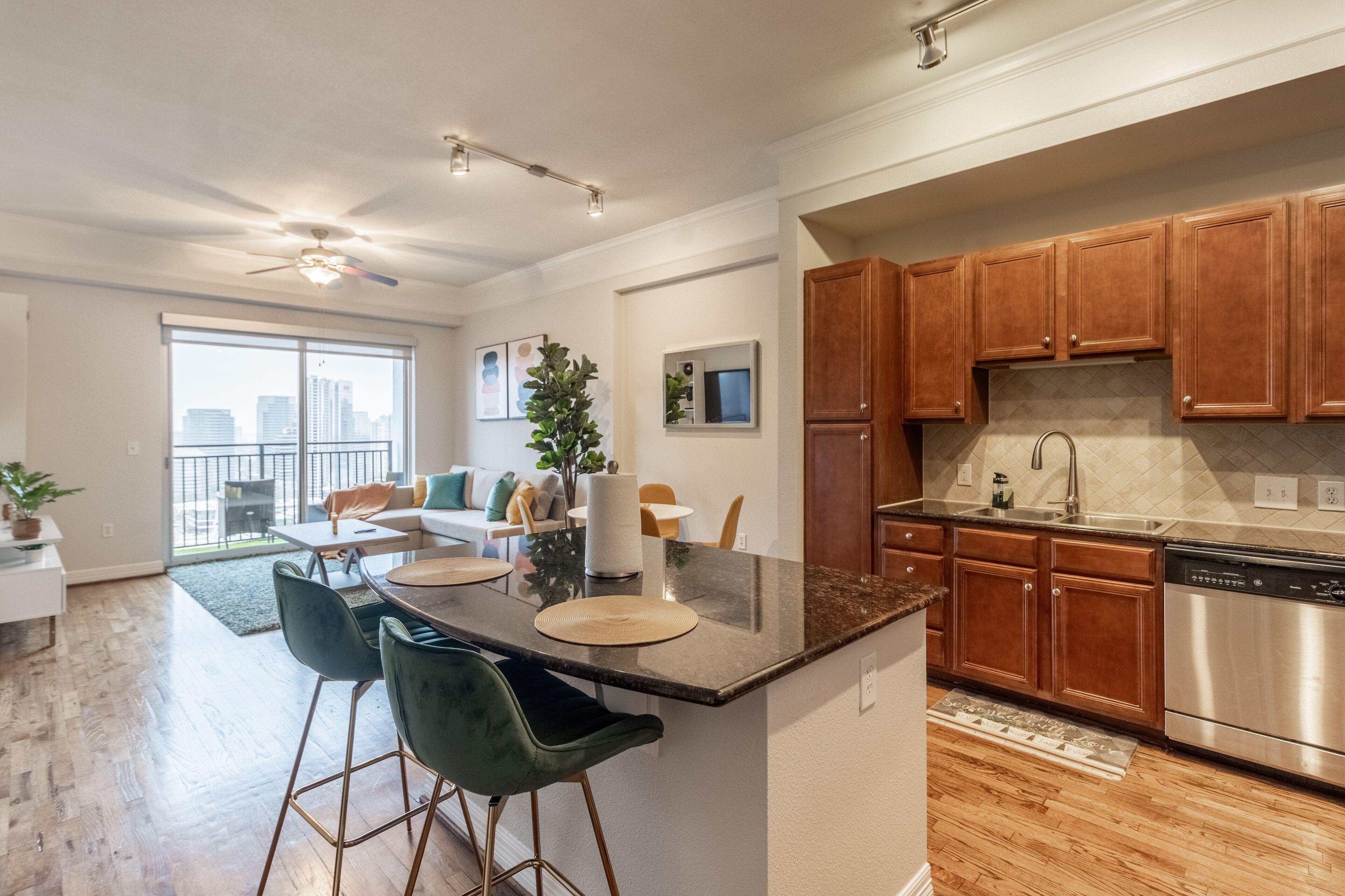 Luxury High-Rise 1bd in Galleria w King Bed/Pool/Gym