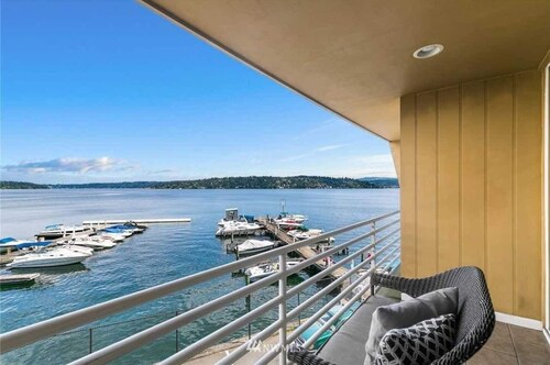 Lakefront modern 1-bedroom condo w/ free parking