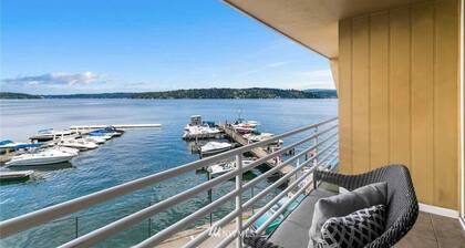 Lakefront modern 1-bedroom condo w/ free parking