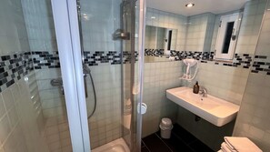 Haartrockner, Handtücher, Seife, Shampoo