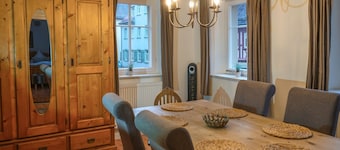 Large & Quiet 2-Level Home in Old City